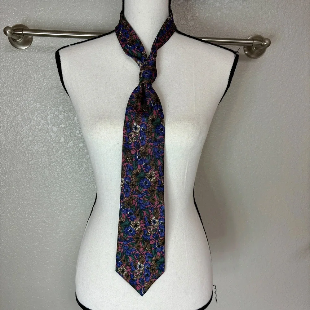 Moody 80s Silk Flower Pattern Neck Tie Salvatori Made in USA Purple Pink Necktie